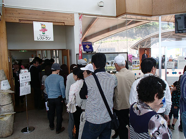 大混雑のレストラン